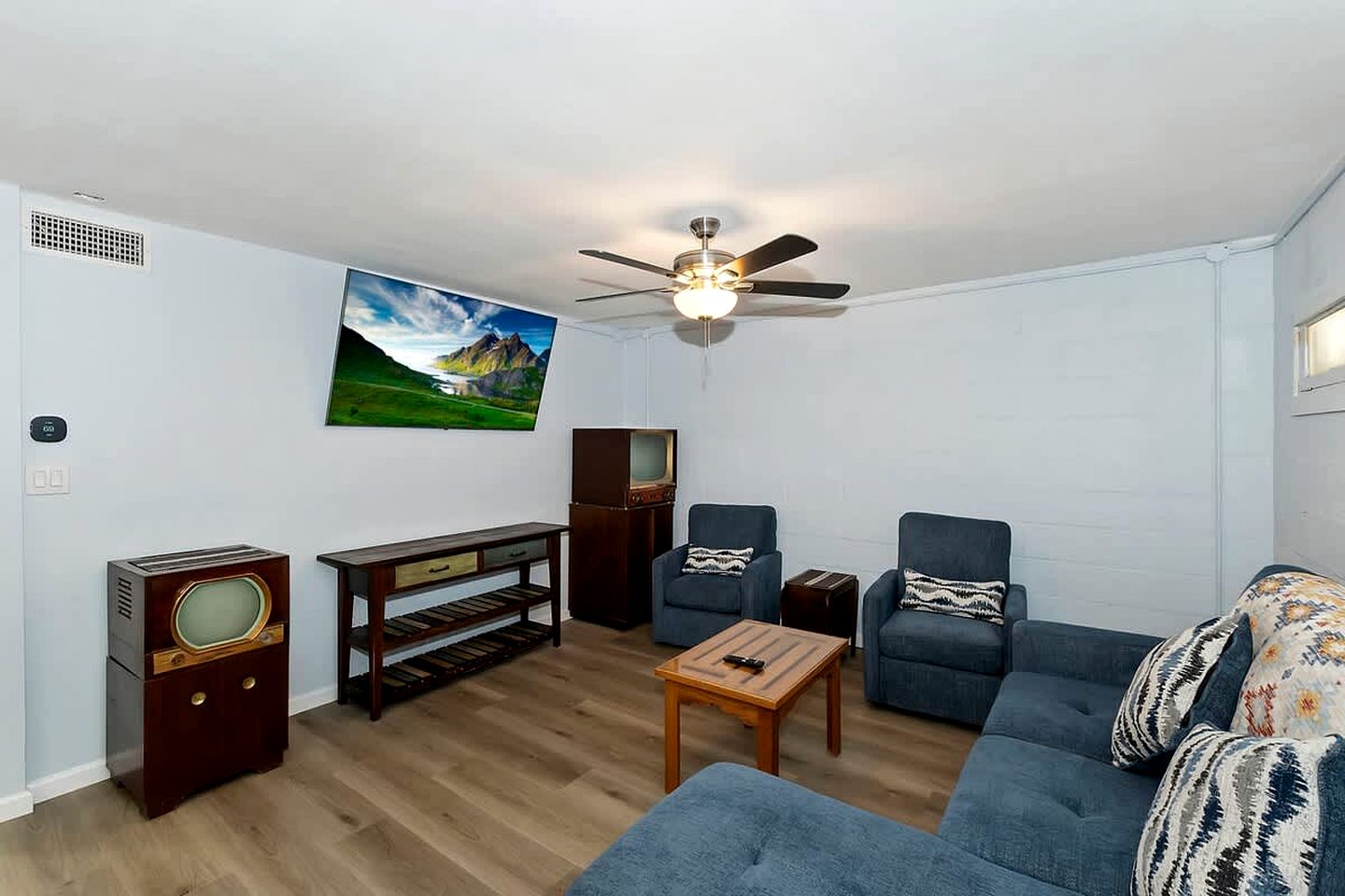 California Dreaming: Charming Cabin with Game Room in Prime Location