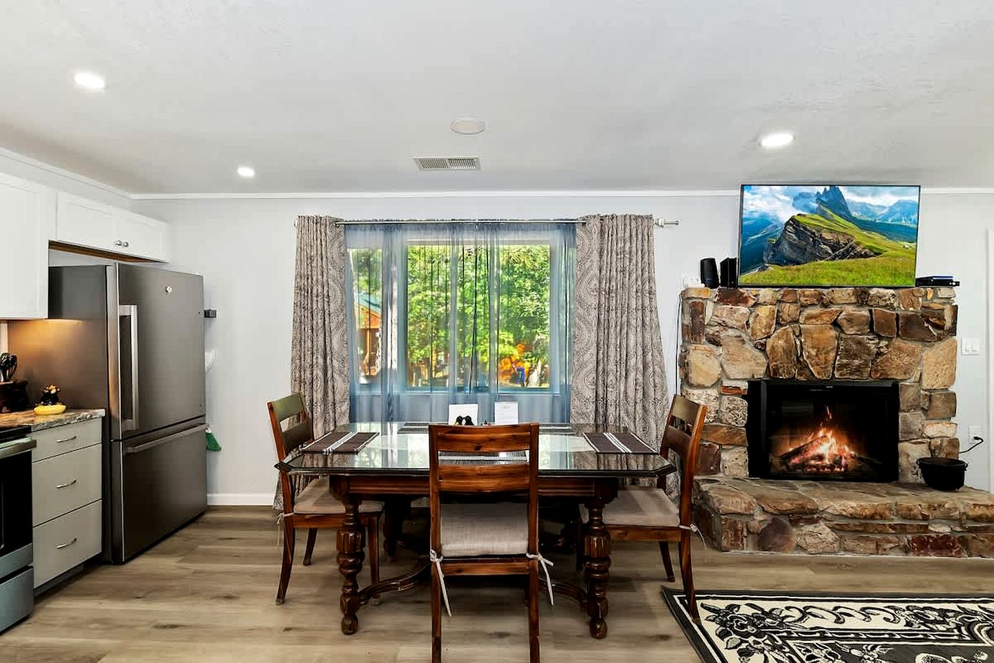 California Dreaming: Charming Cabin with Game Room in Prime Location