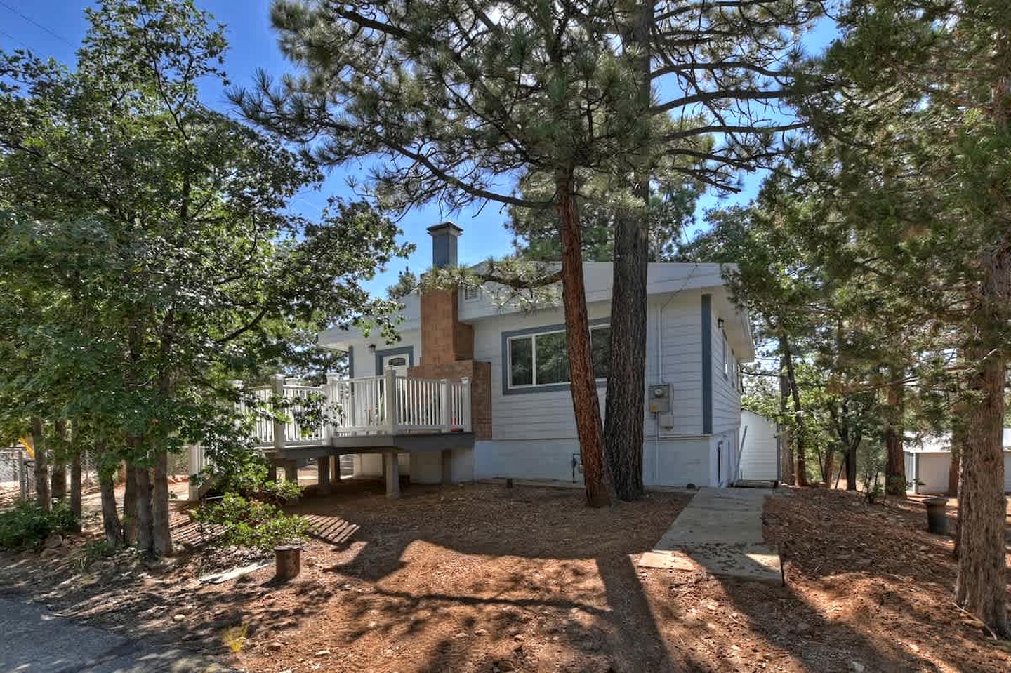 California Dreaming: Charming Cabin with Game Room in Prime Location