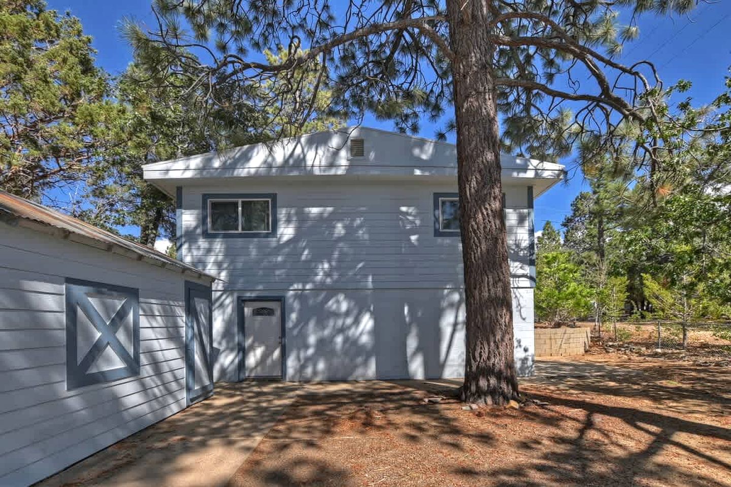 California Dreaming: Charming Cabin with Game Room in Prime Location