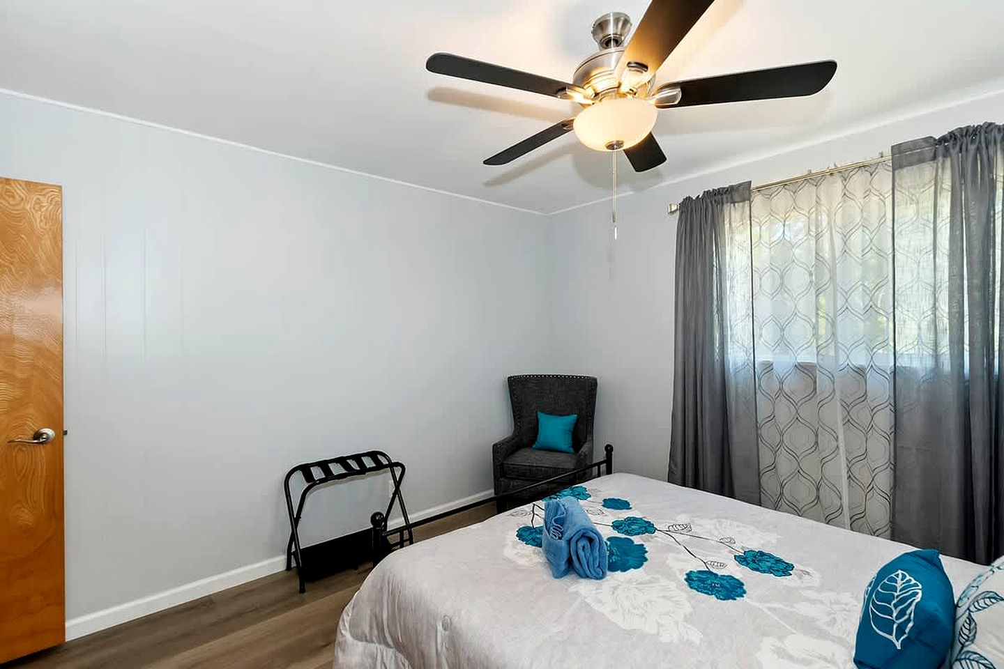 California Dreaming: Charming Cabin with Game Room in Prime Location