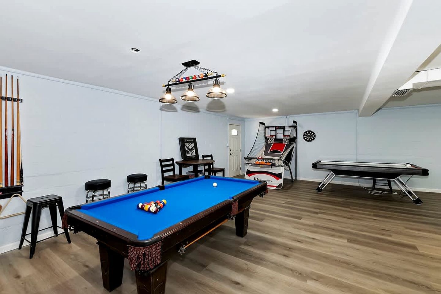 California Dreaming: Charming Cabin with Game Room in Prime Location