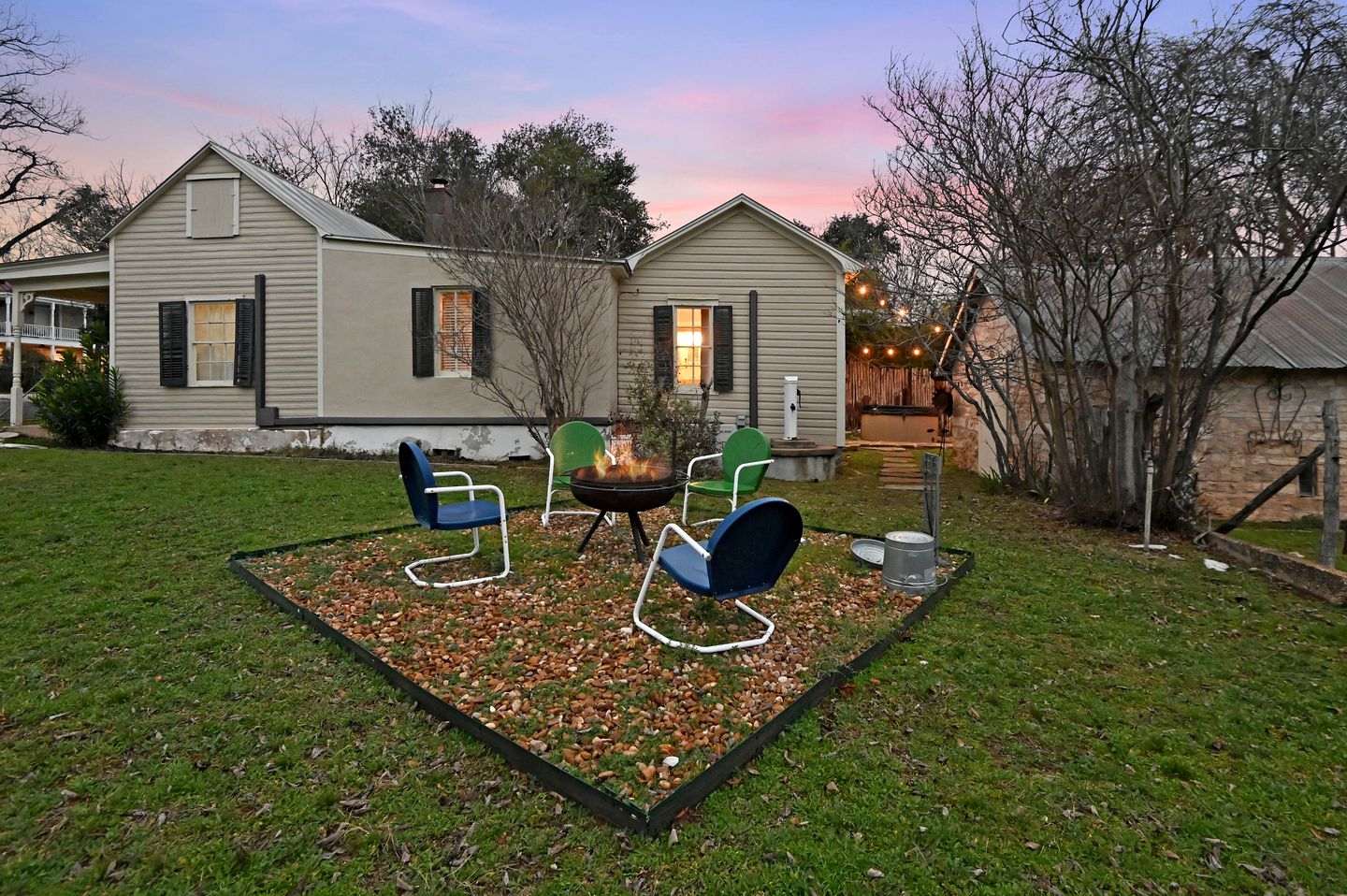Historic Cabin in the Heart of Ferdericksburg For a Romantic Getaway with Hot-Tub, Texas Country