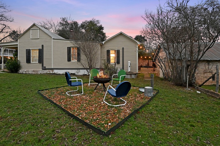 Historic Cabin in the Heart of Ferdericksburg For a Romantic Getaway with Hot-Tub, Texas Country