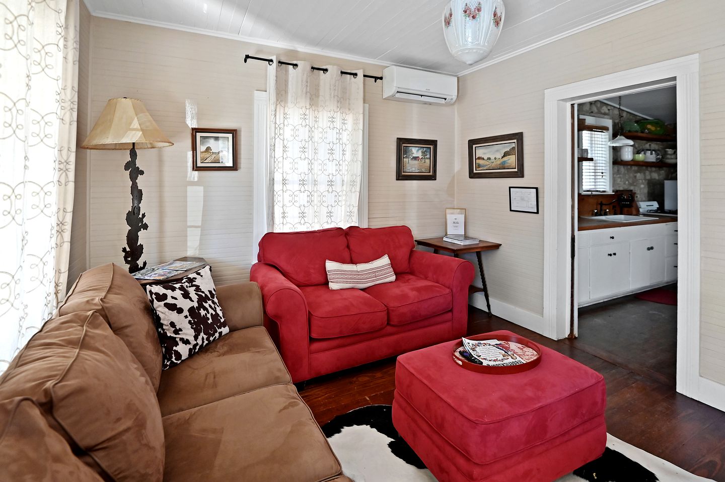 Historic Cabin in the Heart of Ferdericksburg For a Romantic Getaway with Hot-Tub, Texas Country