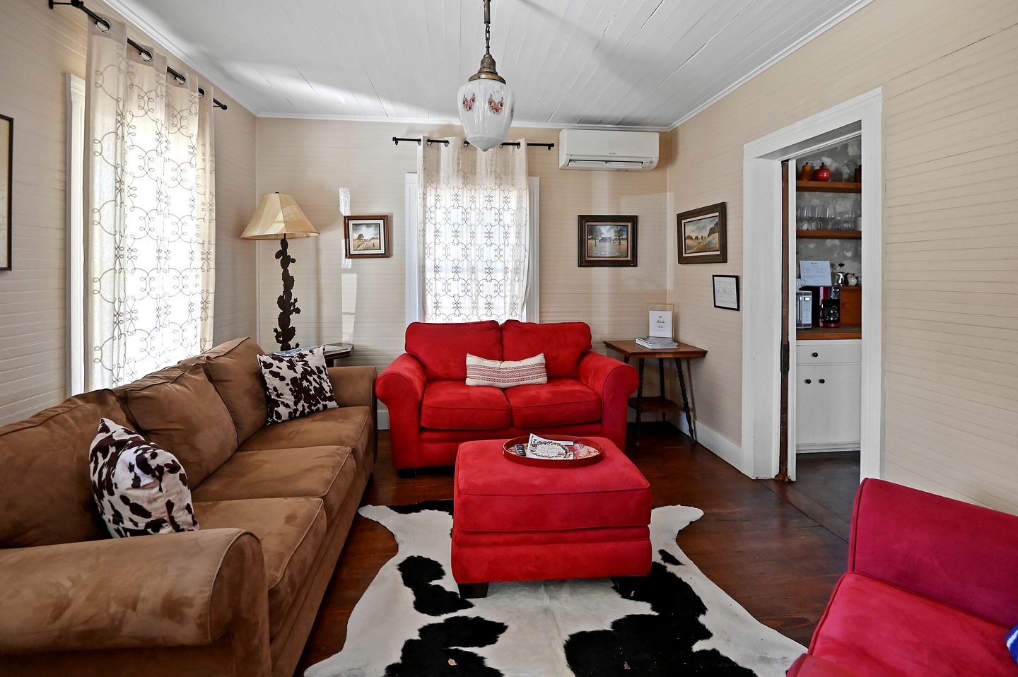 Historic Cabin in the Heart of Ferdericksburg For a Romantic Getaway with Hot-Tub, Texas Country