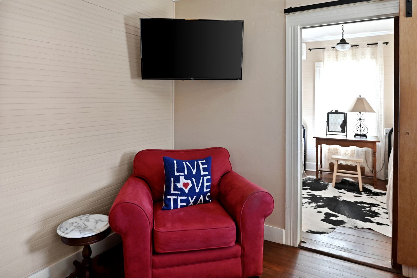 Historic Cabin in the Heart of Ferdericksburg For a Romantic Getaway with Hot-Tub, Texas Country