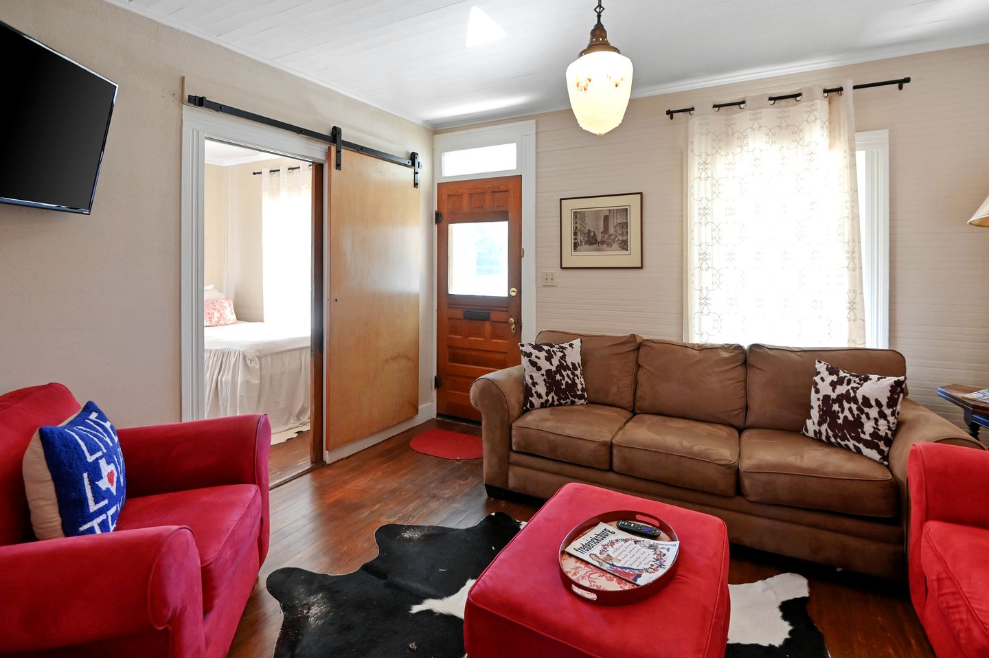 Historic Cabin in the Heart of Ferdericksburg For a Romantic Getaway with Hot-Tub, Texas Country