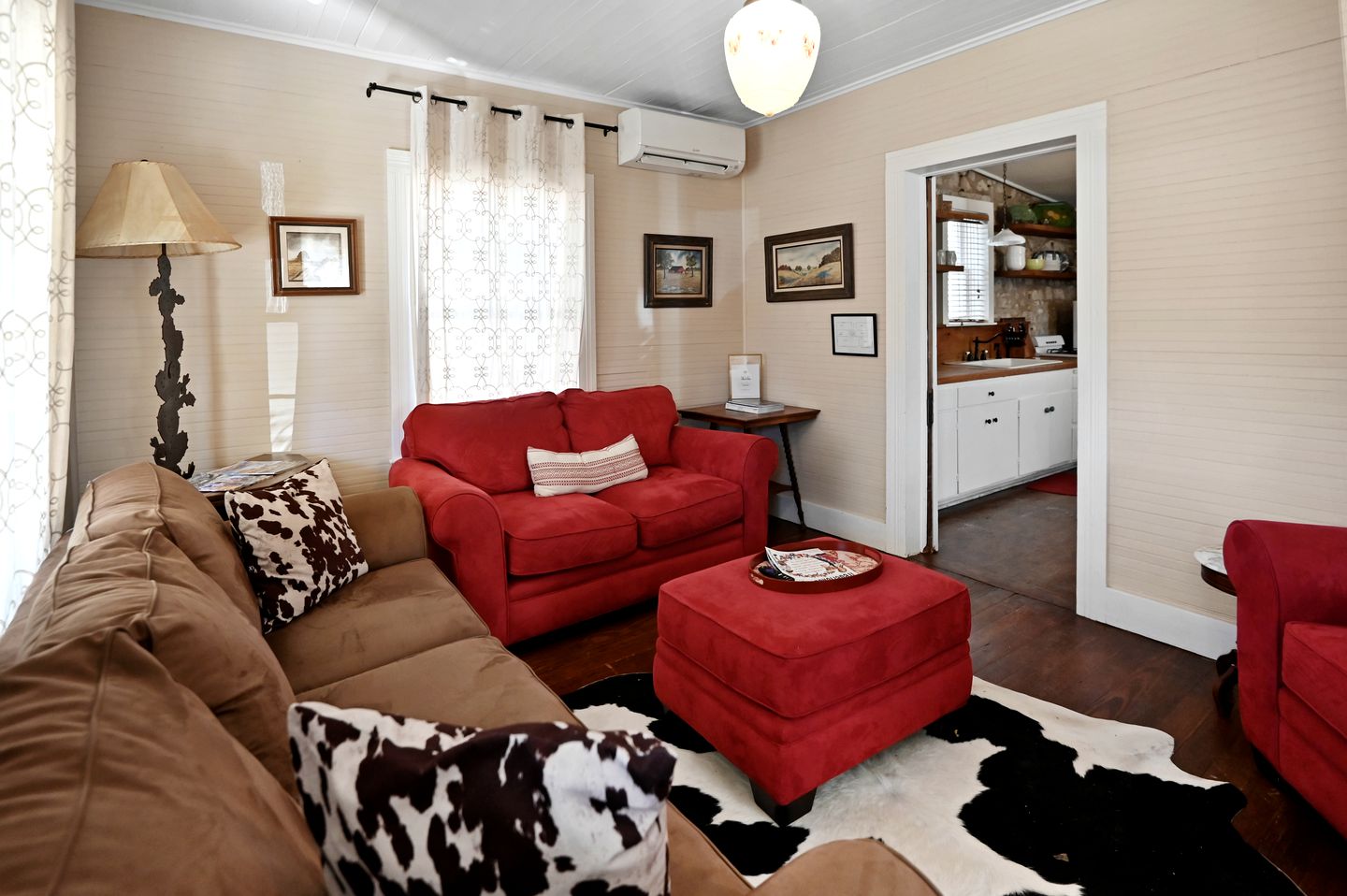 Historic Cabin in the Heart of Ferdericksburg For a Romantic Getaway with Hot-Tub, Texas Country