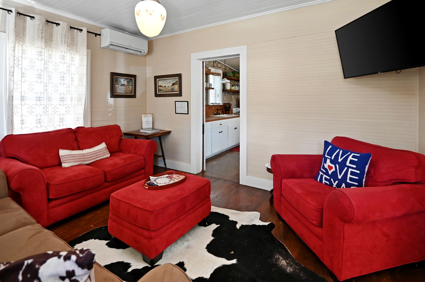 Historic Cabin in the Heart of Ferdericksburg For a Romantic Getaway with Hot-Tub, Texas Country