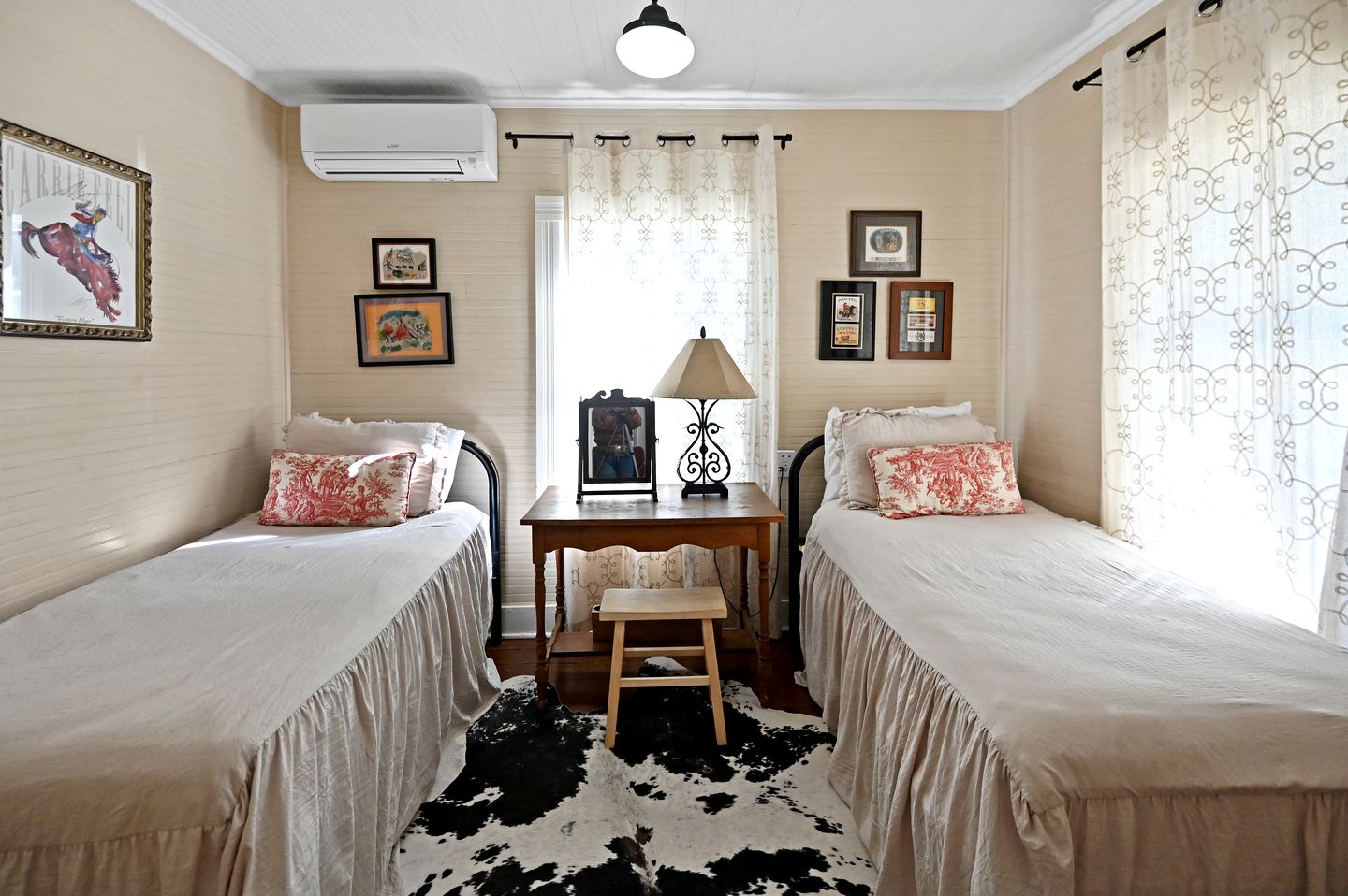 Historic Cabin in the Heart of Ferdericksburg For a Romantic Getaway with Hot-Tub, Texas Country