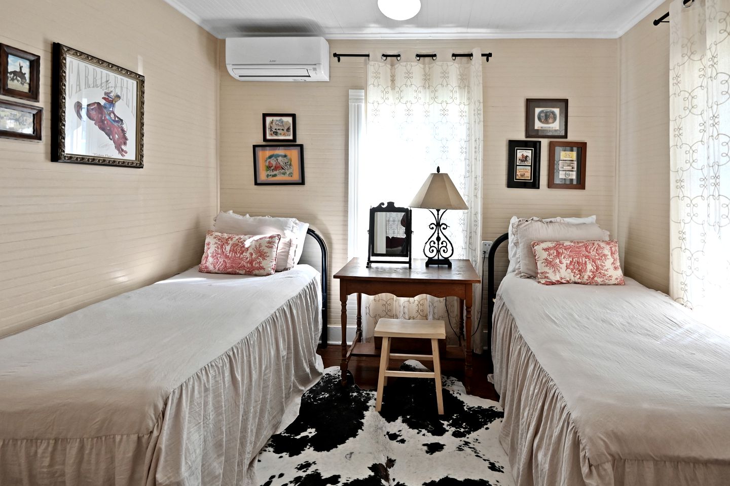 Historic Cabin in the Heart of Ferdericksburg For a Romantic Getaway with Hot-Tub, Texas Country