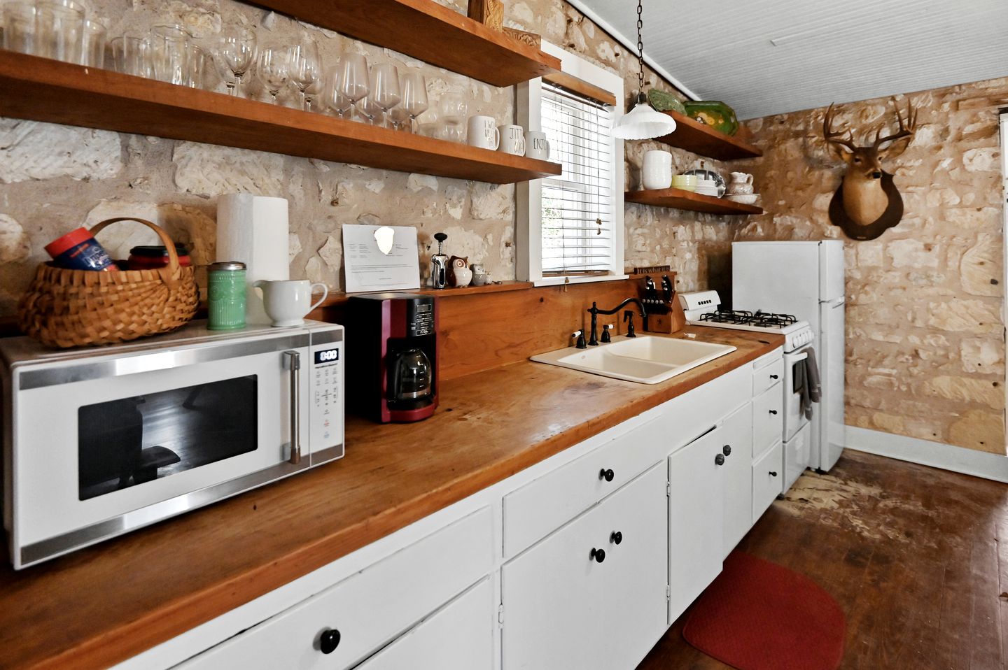 Historic Cabin in the Heart of Ferdericksburg For a Romantic Getaway with Hot-Tub, Texas Country