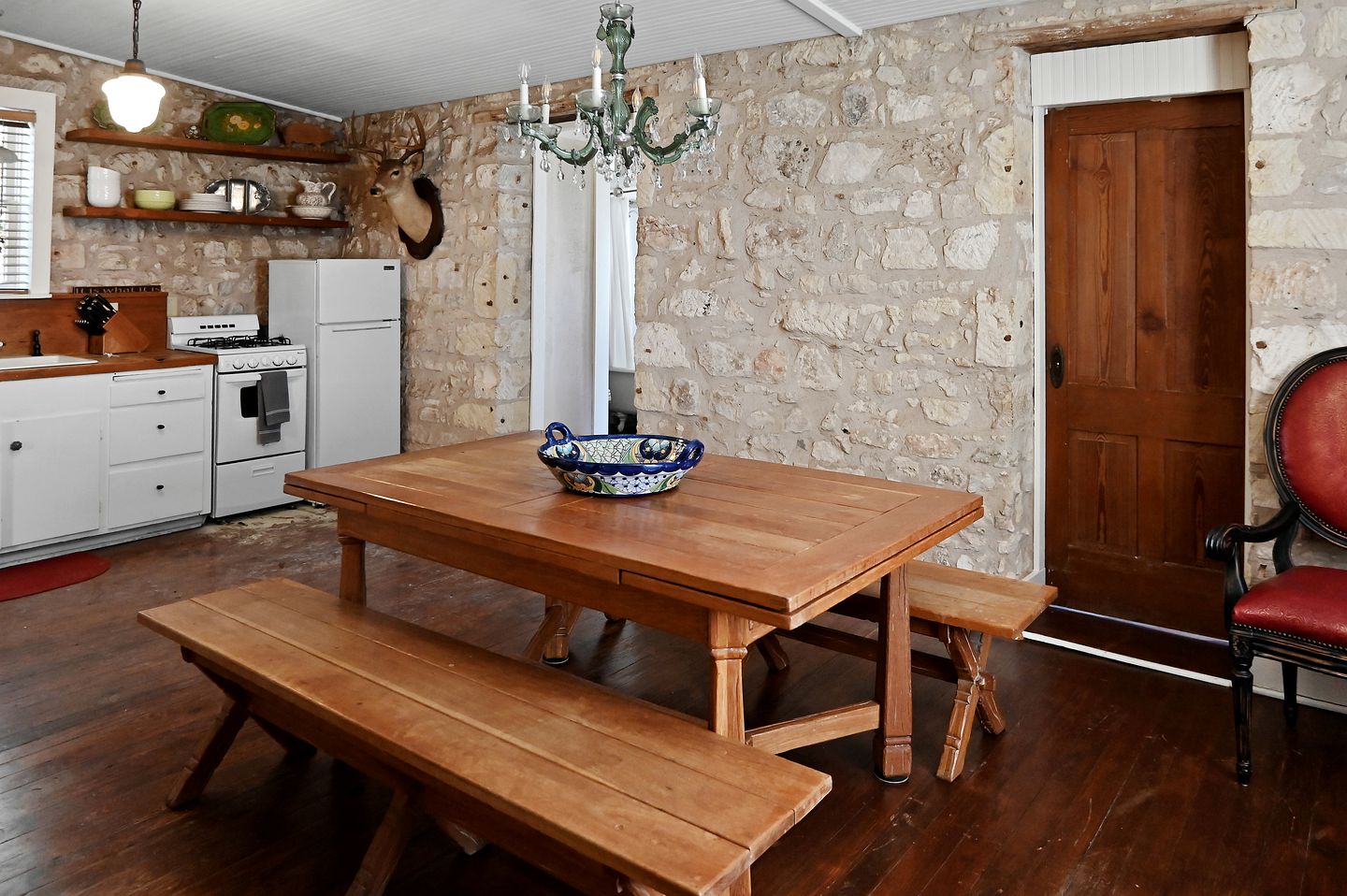 Historic Cabin in the Heart of Ferdericksburg For a Romantic Getaway with Hot-Tub, Texas Country