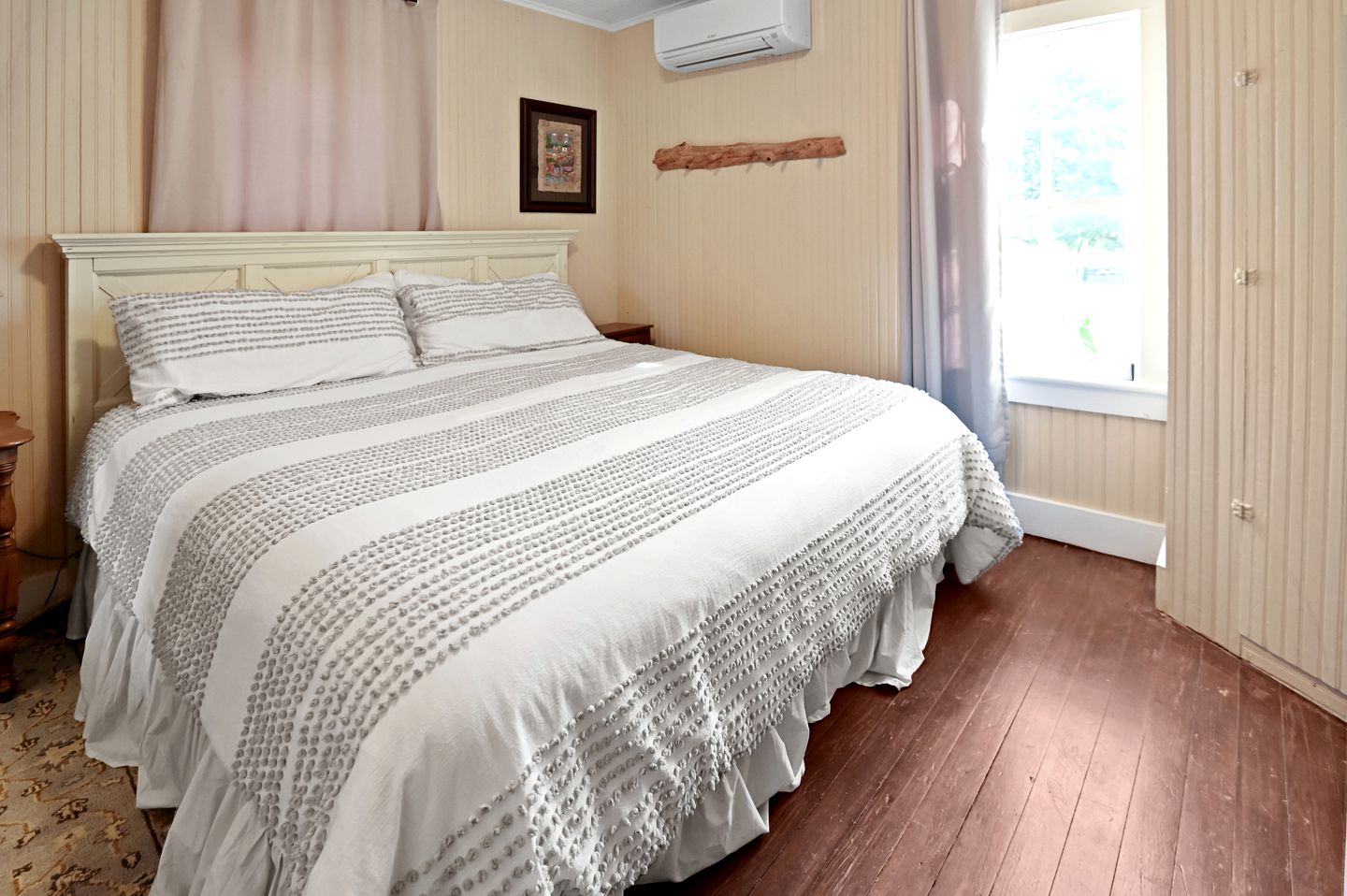 Historic Cabin in the Heart of Ferdericksburg For a Romantic Getaway with Hot-Tub, Texas Country