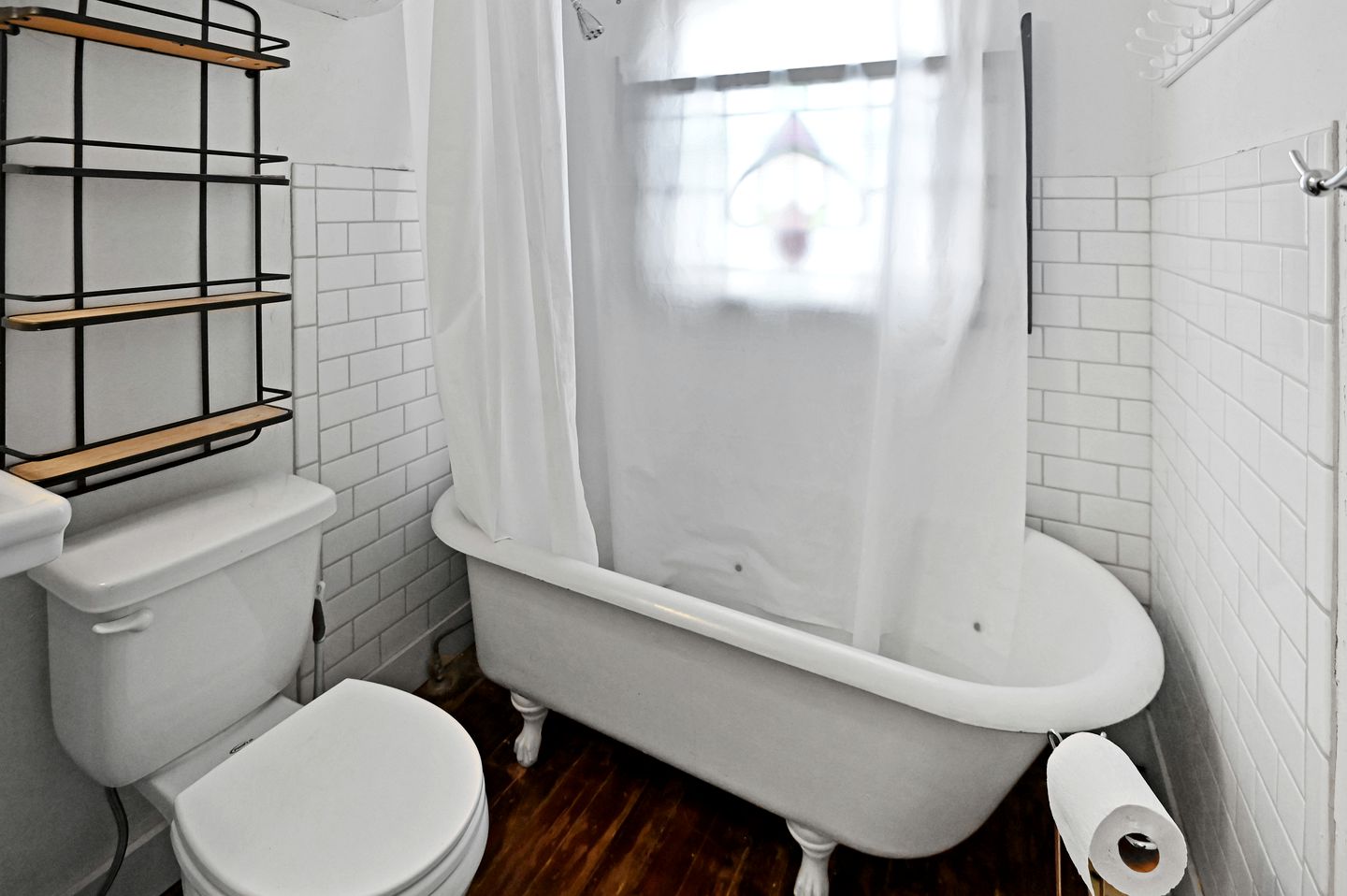 Historic Cabin in the Heart of Ferdericksburg For a Romantic Getaway with Hot-Tub, Texas Country