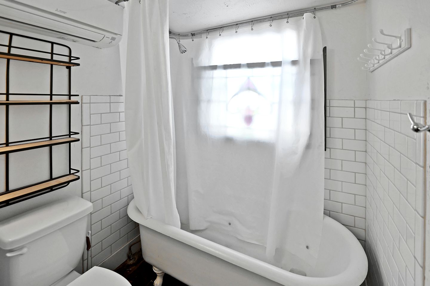 Historic Cabin in the Heart of Ferdericksburg For a Romantic Getaway with Hot-Tub, Texas Country