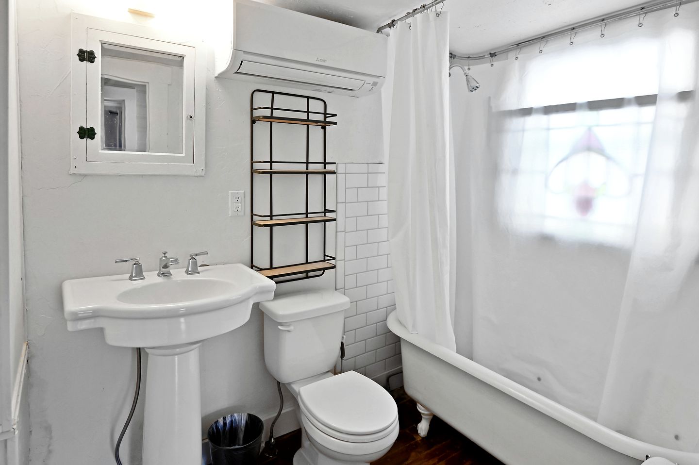 Historic Cabin in the Heart of Ferdericksburg For a Romantic Getaway with Hot-Tub, Texas Country