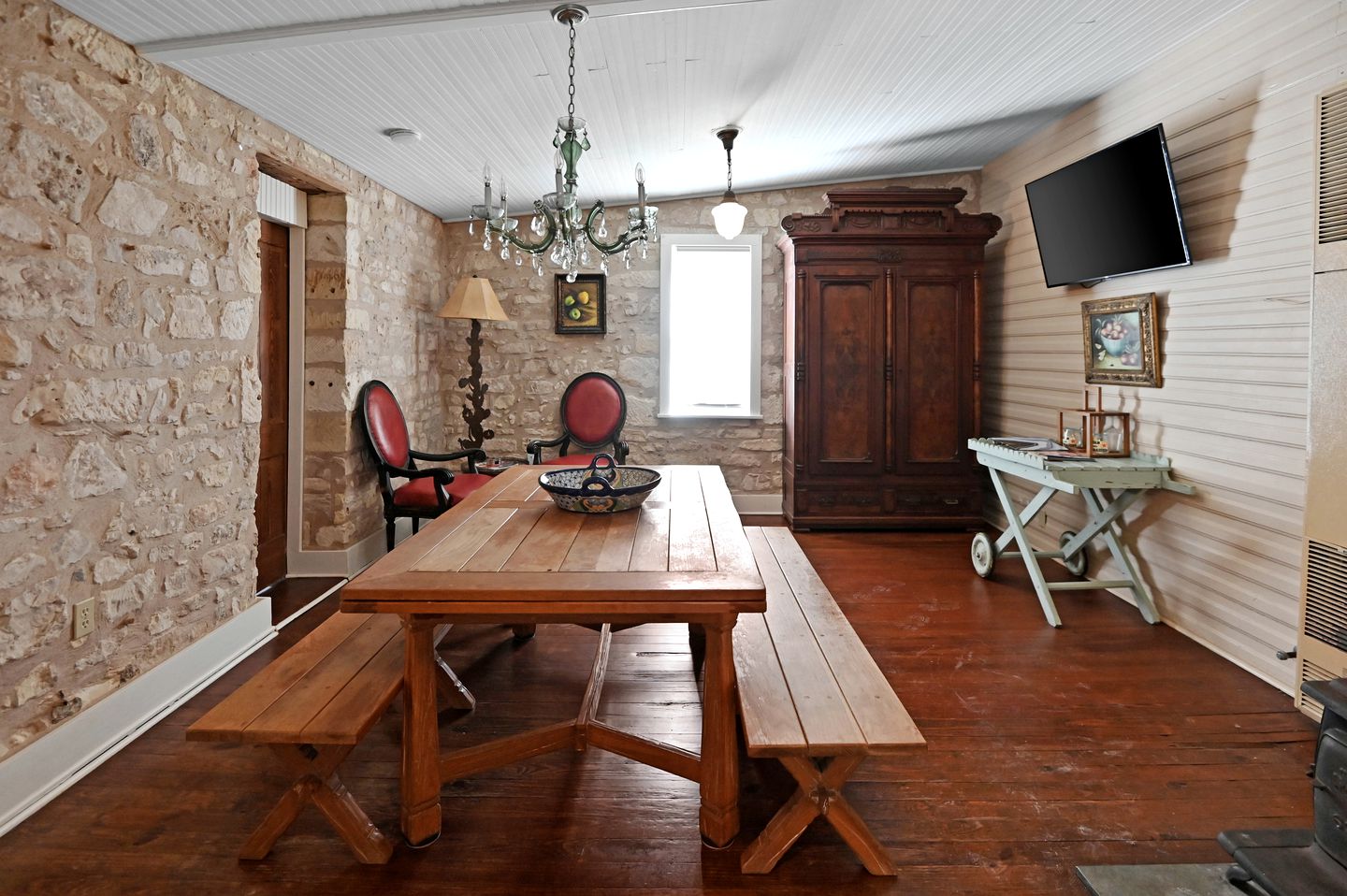 Historic Cabin in the Heart of Ferdericksburg For a Romantic Getaway with Hot-Tub, Texas Country