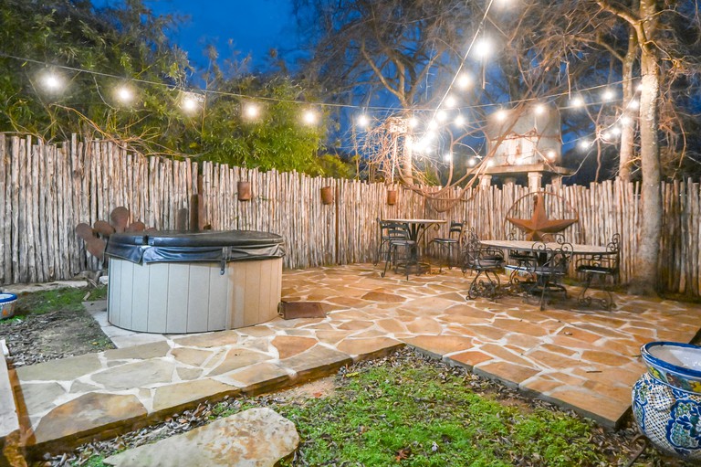 Historic Cabin in the Heart of Ferdericksburg For a Romantic Getaway with Hot-Tub, Texas Country