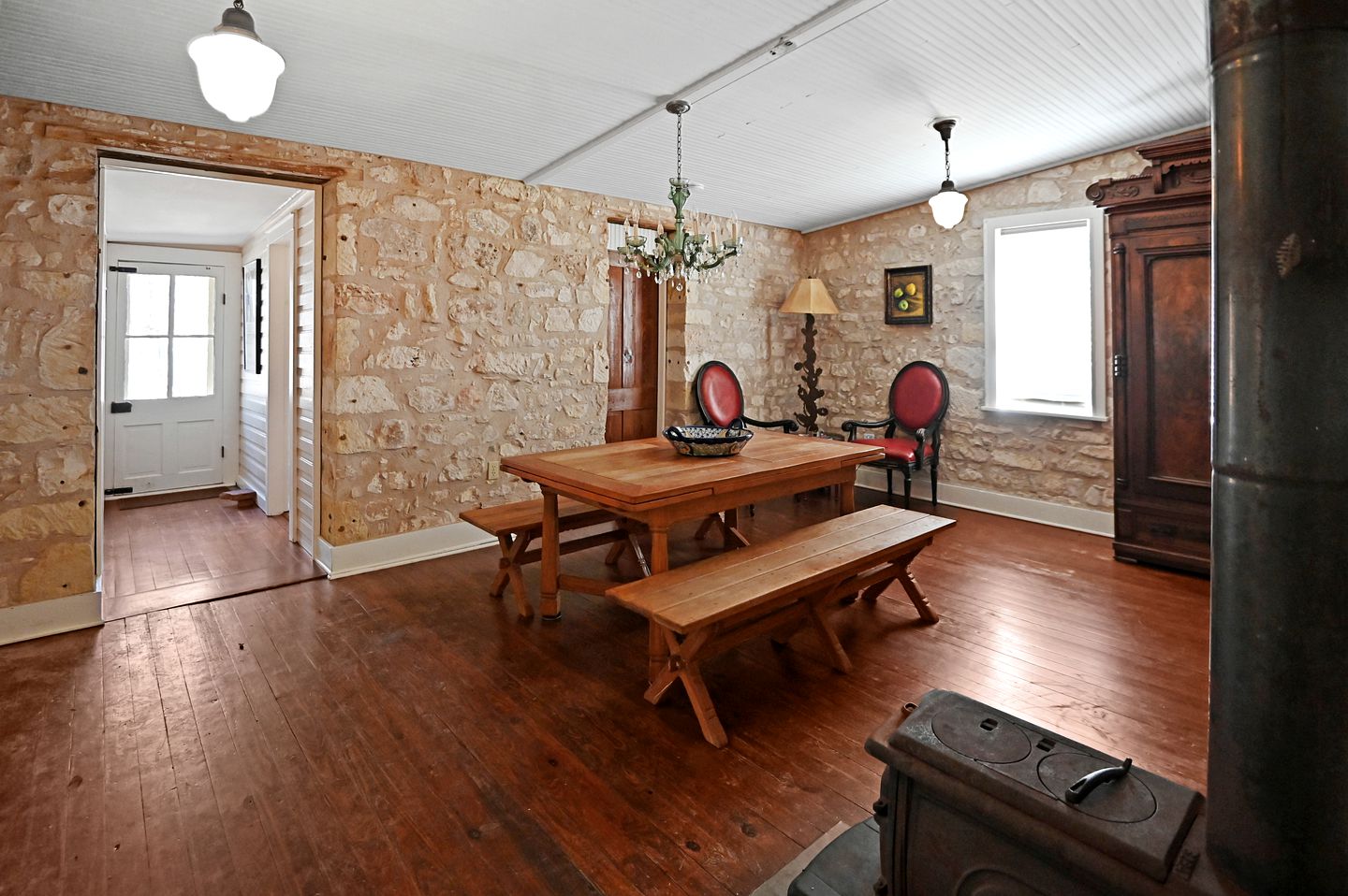 Historic Cabin in the Heart of Ferdericksburg For a Romantic Getaway with Hot-Tub, Texas Country