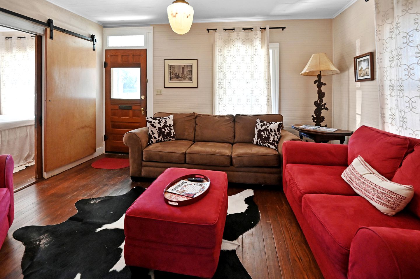 Historic Cabin in the Heart of Ferdericksburg For a Romantic Getaway with Hot-Tub, Texas Country