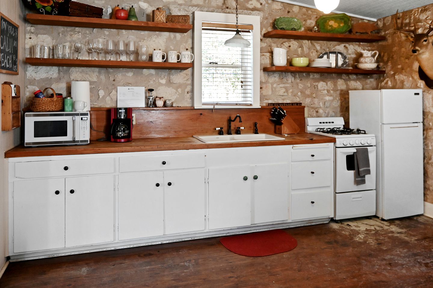 Historic Cabin in the Heart of Ferdericksburg For a Romantic Getaway with Hot-Tub, Texas Country