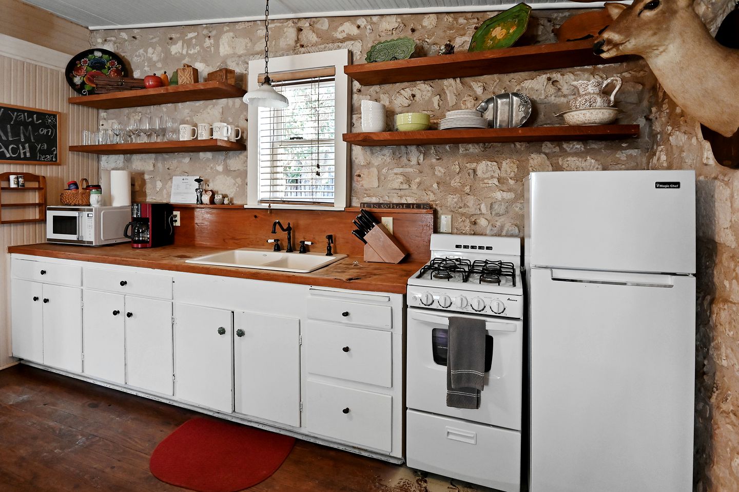 Historic Cabin in the Heart of Ferdericksburg For a Romantic Getaway with Hot-Tub, Texas Country