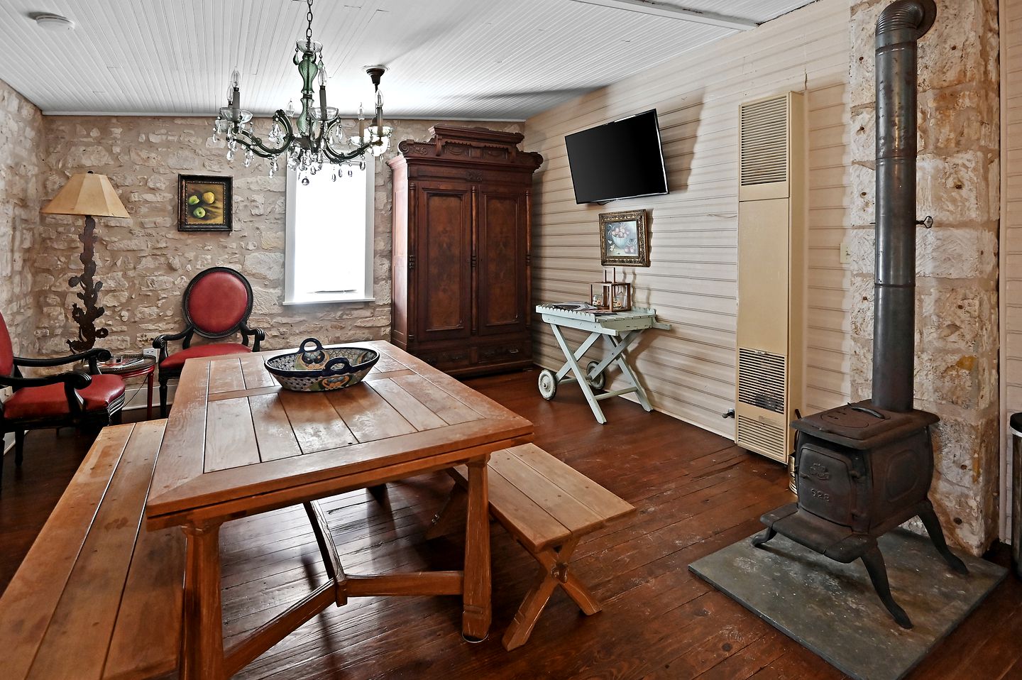 Historic Cabin in the Heart of Ferdericksburg For a Romantic Getaway with Hot-Tub, Texas Country