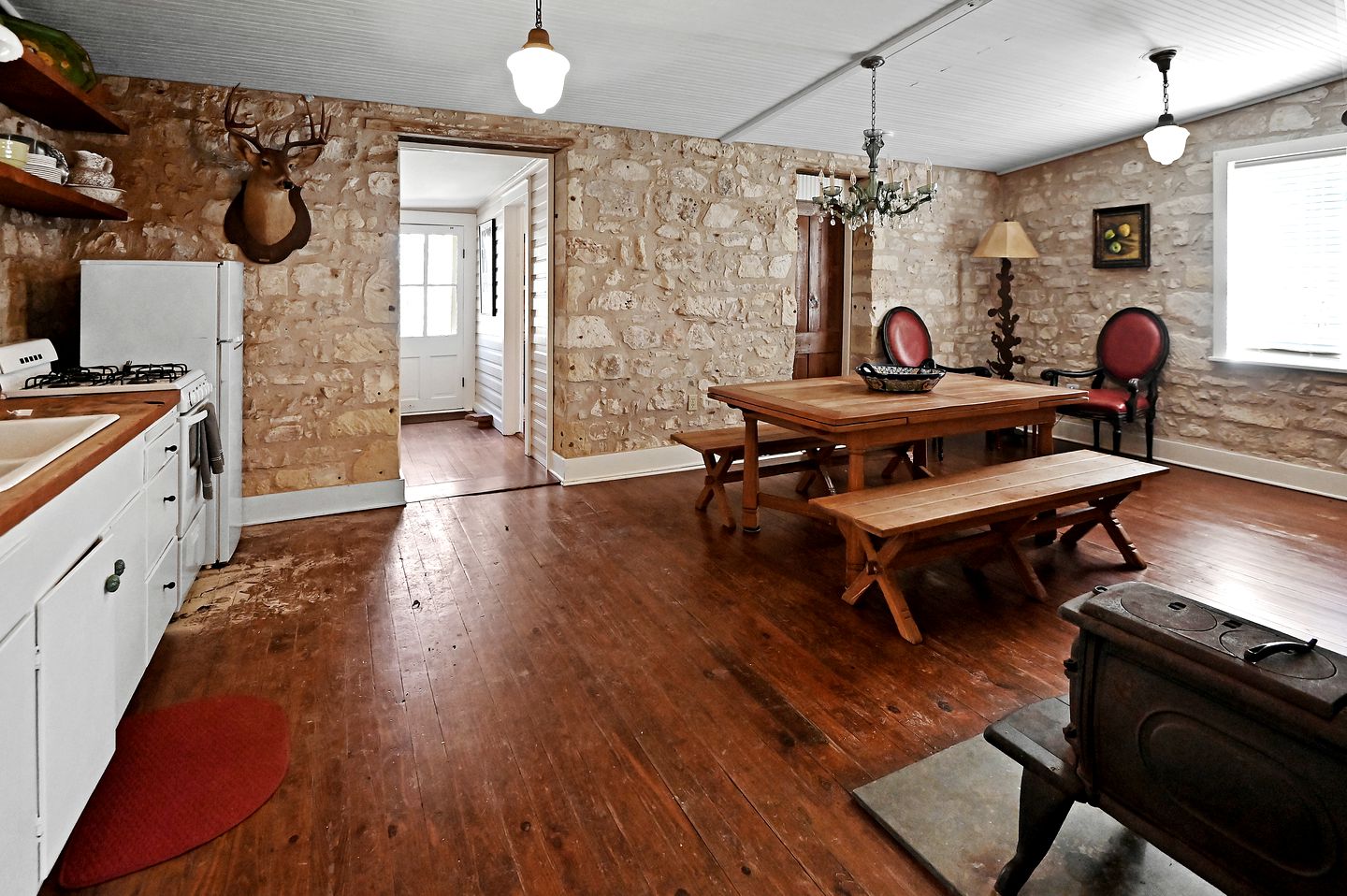 Historic Cabin in the Heart of Ferdericksburg For a Romantic Getaway with Hot-Tub, Texas Country