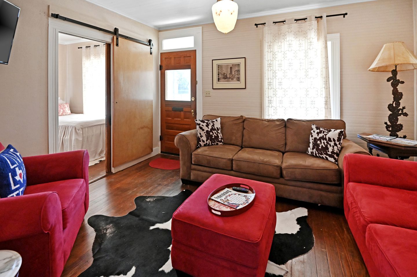 Historic Cabin in the Heart of Ferdericksburg For a Romantic Getaway with Hot-Tub, Texas Country