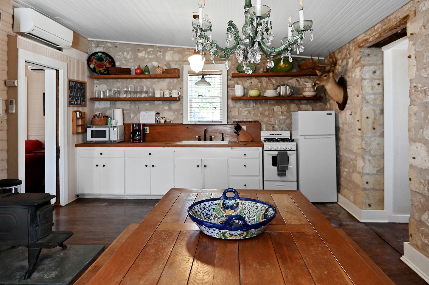 Historic Cabin in the Heart of Ferdericksburg For a Romantic Getaway with Hot-Tub, Texas Country