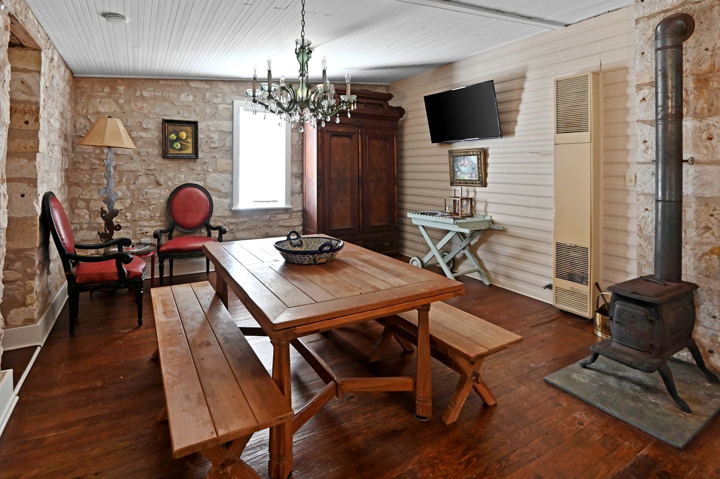 Historic Cabin in the Heart of Ferdericksburg For a Romantic Getaway with Hot-Tub, Texas Country