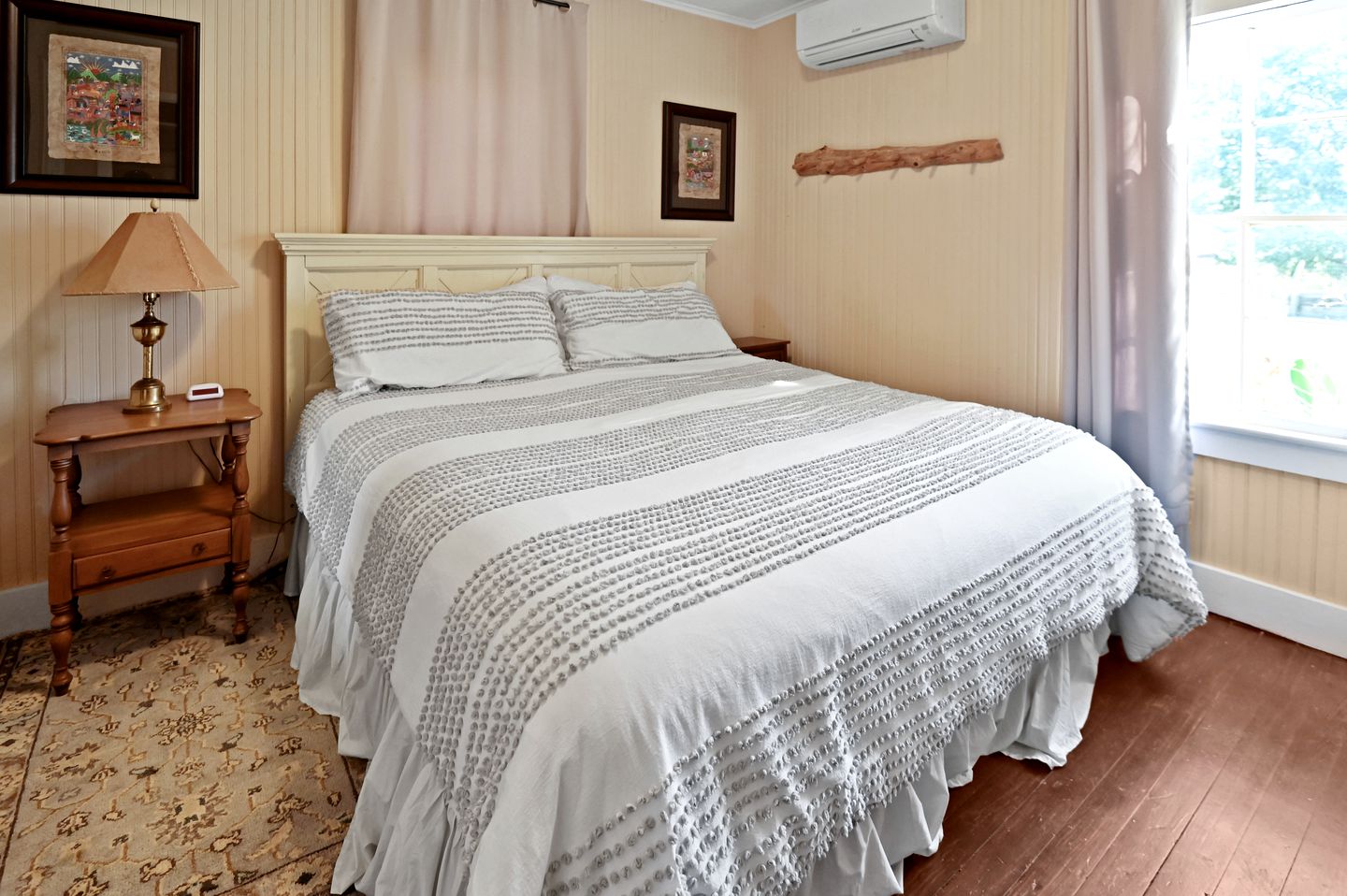 Historic Cabin in the Heart of Ferdericksburg For a Romantic Getaway with Hot-Tub, Texas Country