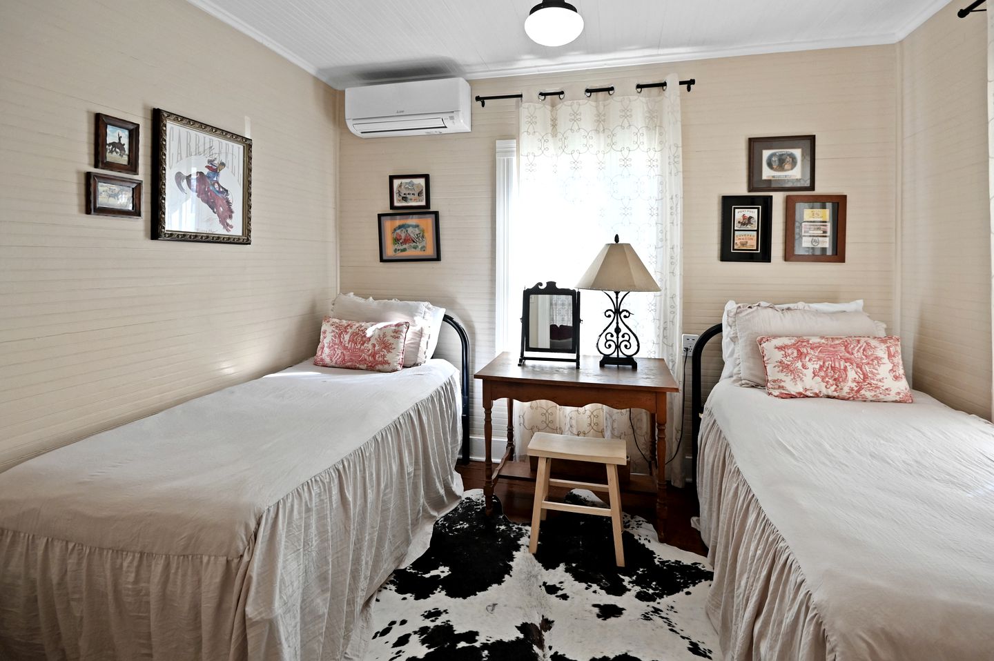 Historic Cabin in the Heart of Ferdericksburg For a Romantic Getaway with Hot-Tub, Texas Country