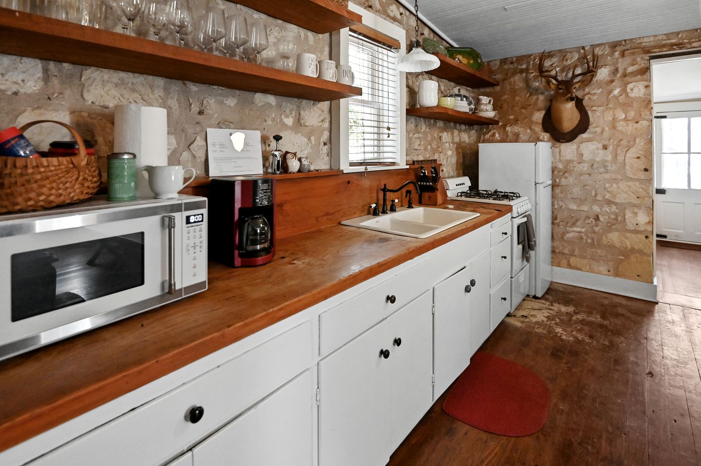 Historic Cabin in the Heart of Ferdericksburg For a Romantic Getaway with Hot-Tub, Texas Country