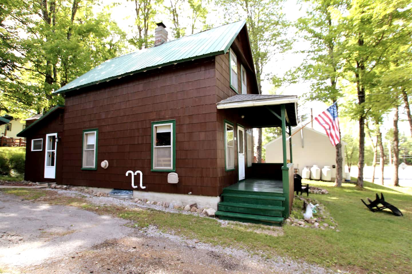 Outdoor Escape: Perfect Glamping Cabin for NY Adventure Seekers