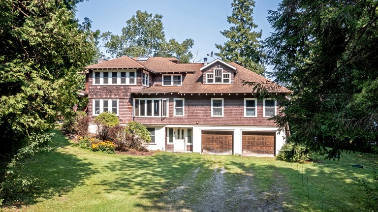 Beautiful Secluded Cottage with Fireplace and Amazing Views in Charlotte, Vermont