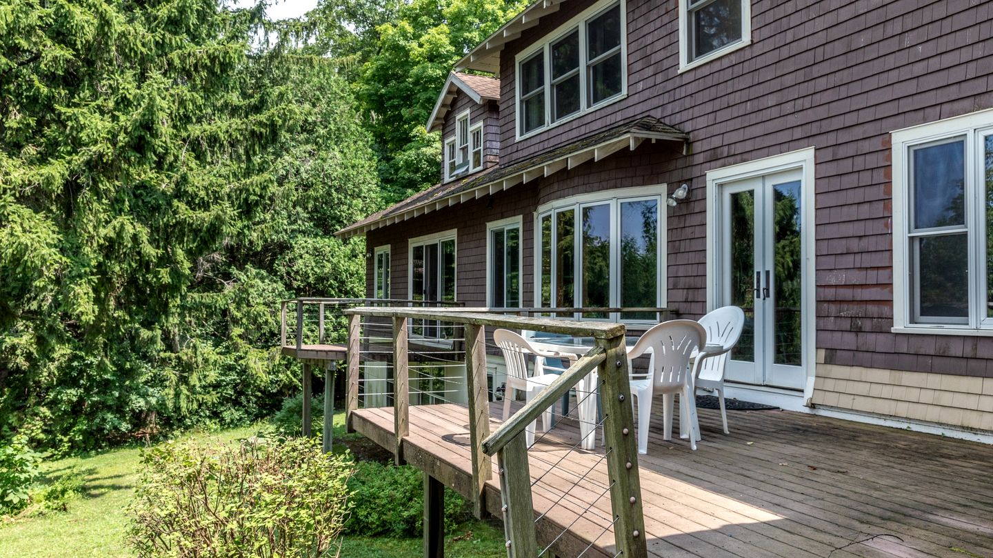 Beautiful Secluded Cottage with Fireplace and Amazing Views in Charlotte, Vermont