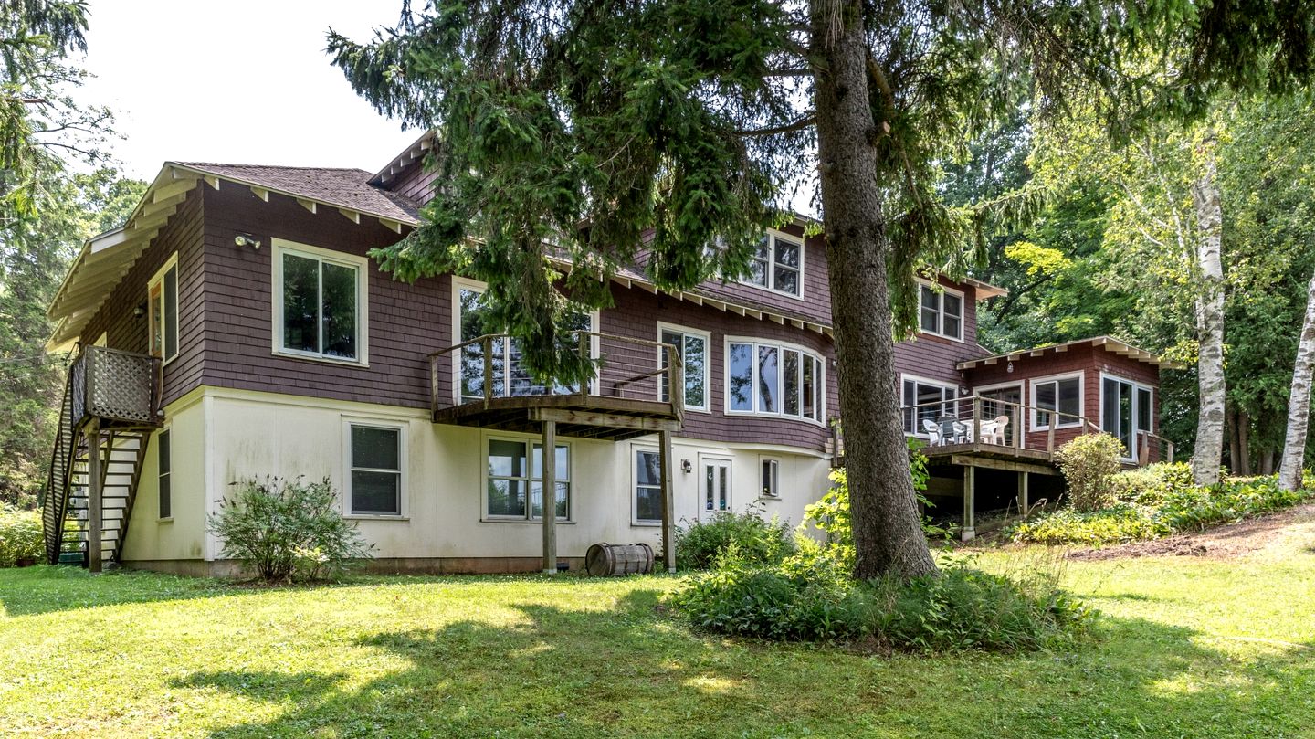 Beautiful Secluded Cottage with Fireplace and Amazing Views in Charlotte, Vermont