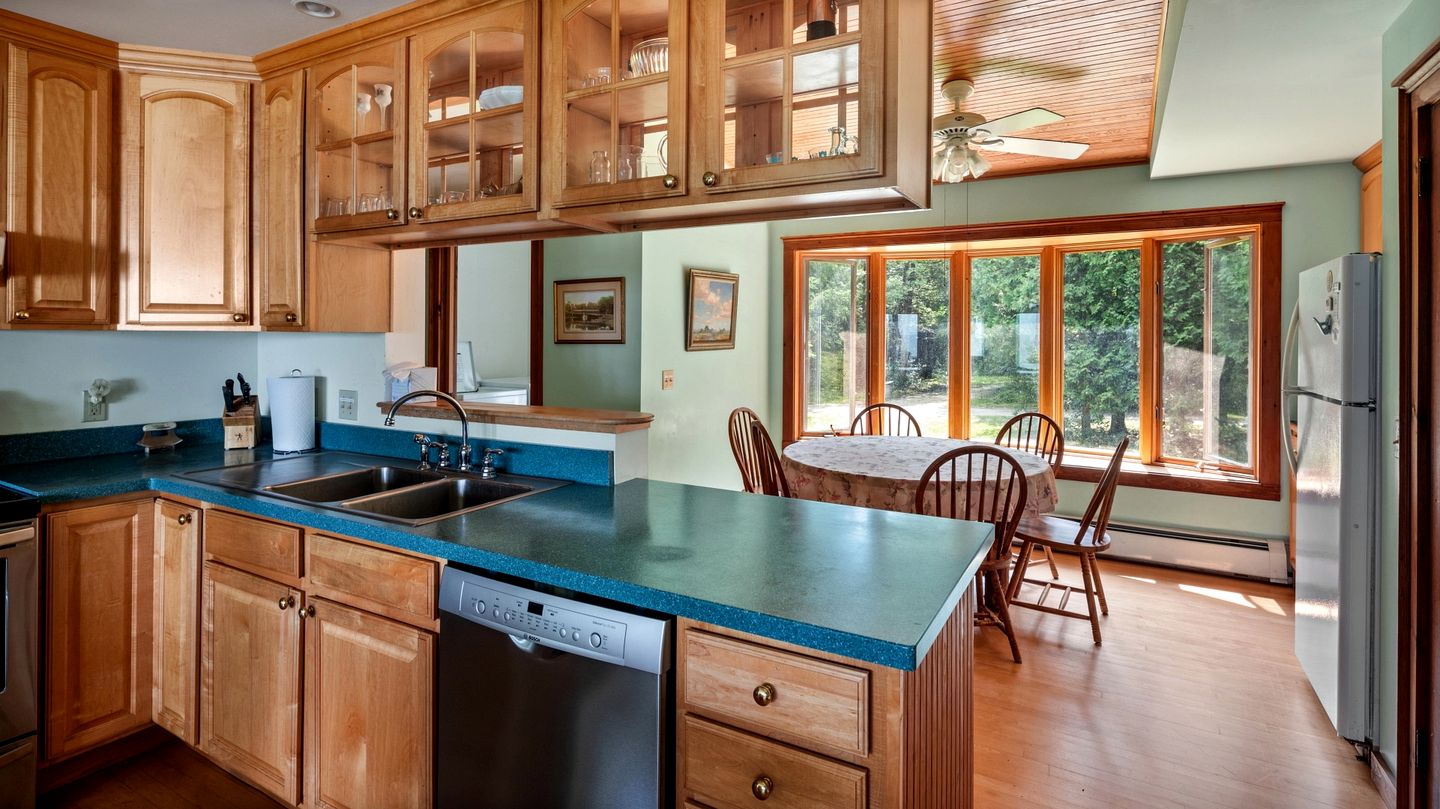 Beautiful Secluded Cottage with Fireplace and Amazing Views in Charlotte, Vermont