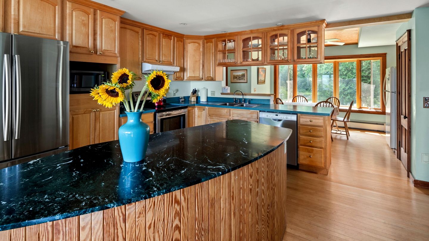 Beautiful Secluded Cottage with Fireplace and Amazing Views in Charlotte, Vermont