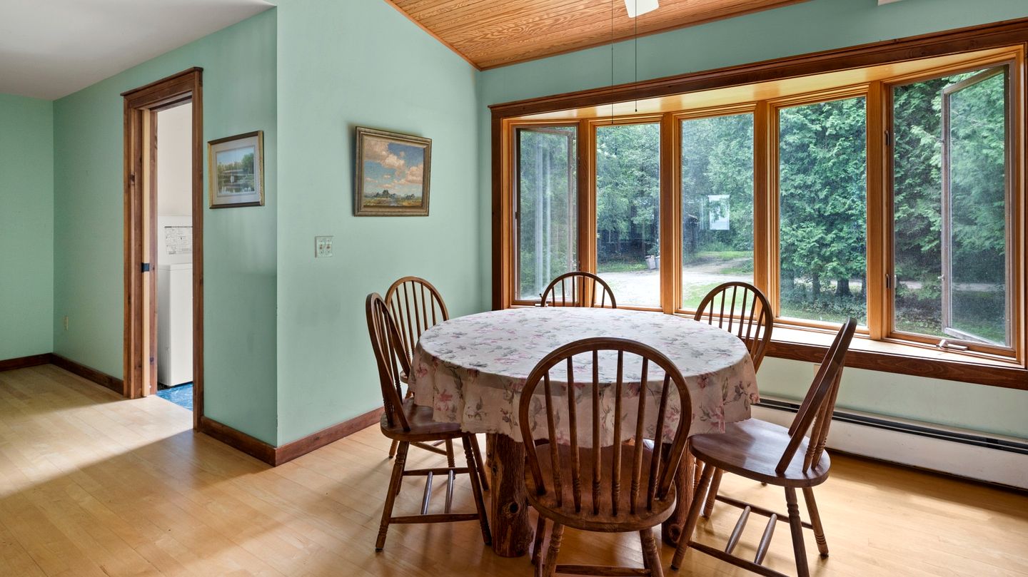 Beautiful Secluded Cottage with Fireplace and Amazing Views in Charlotte, Vermont