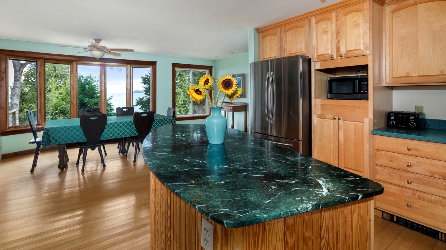 Beautiful Secluded Cottage with Fireplace and Amazing Views in Charlotte, Vermont