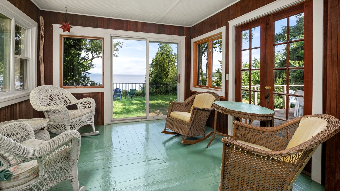 Beautiful Secluded Cottage with Fireplace and Amazing Views in Charlotte, Vermont