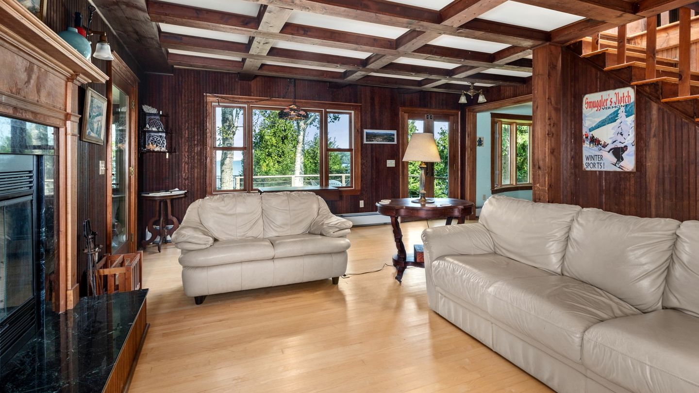 Beautiful Secluded Cottage with Fireplace and Amazing Views in Charlotte, Vermont