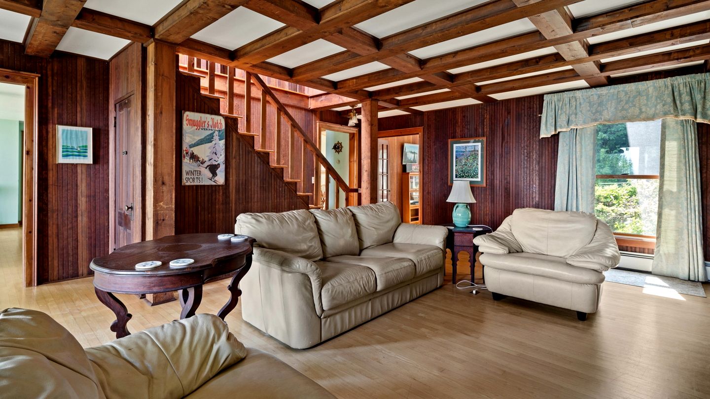 Beautiful Secluded Cottage with Fireplace and Amazing Views in Charlotte, Vermont