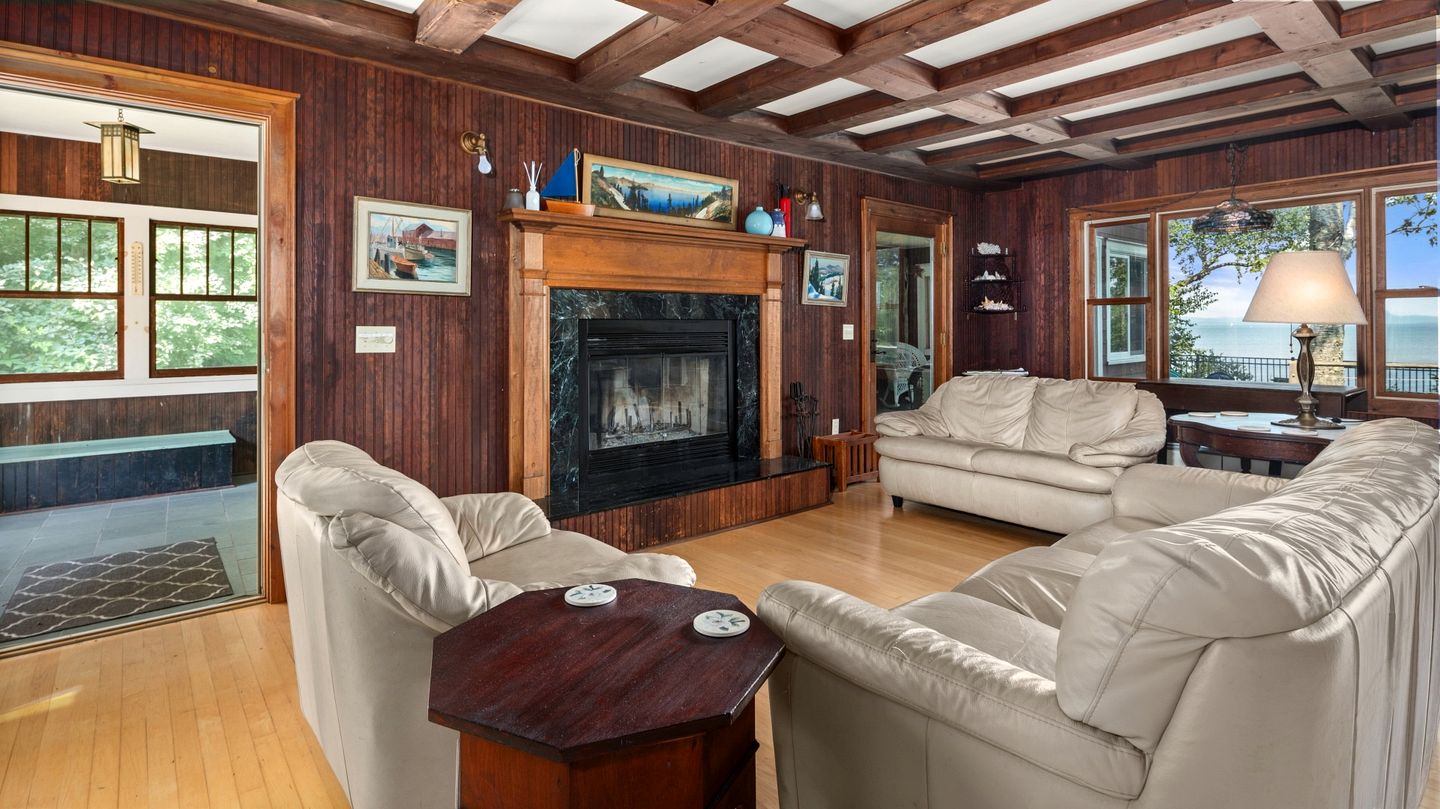 Beautiful Secluded Cottage with Fireplace and Amazing Views in Charlotte, Vermont