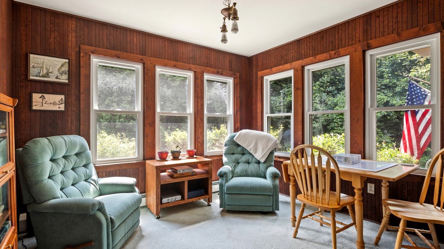 Beautiful Secluded Cottage with Fireplace and Amazing Views in Charlotte, Vermont