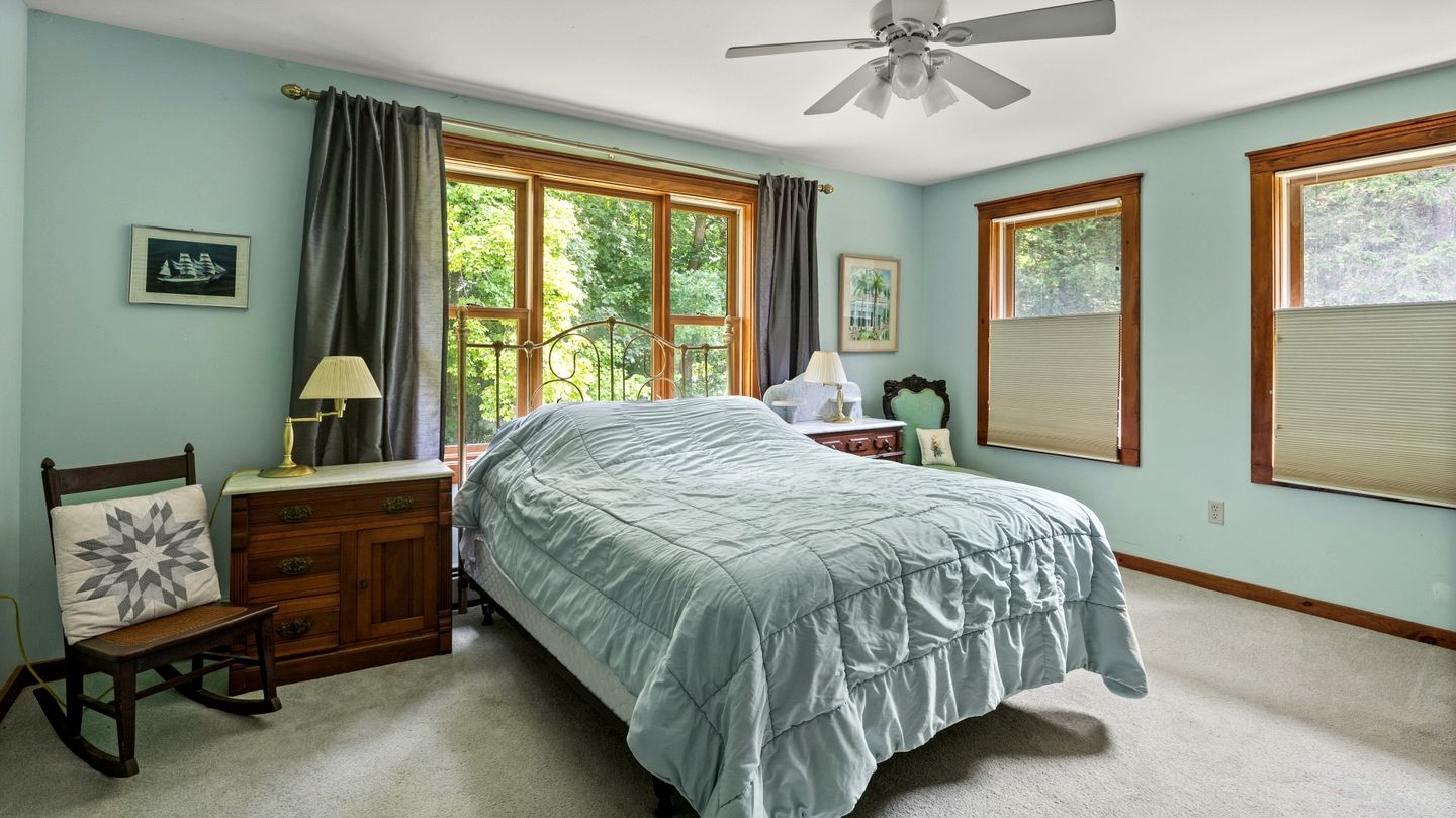 Beautiful Secluded Cottage with Fireplace and Amazing Views in Charlotte, Vermont